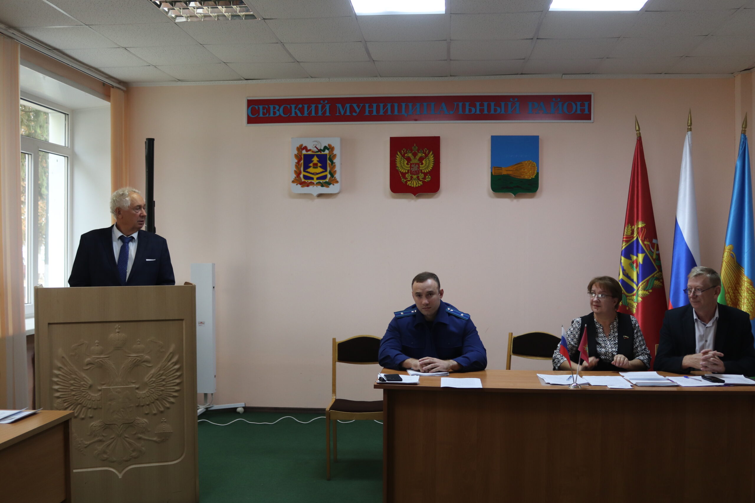 На первом заседании Севского районного Совета народных депутатов седьмого созыва было рассмотрено 17 вопросов