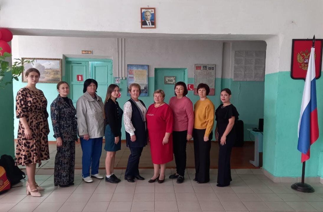 Работники Севского КДЦ поздравили с профессиональным праздником преподавателей Княгининской школы