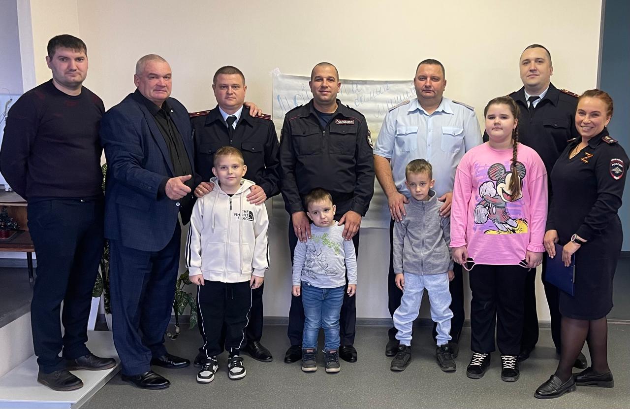 Транспортные полицейские ЛОП станции Унеча провели мероприятие в рамках «Года семьи», посвященное празднованию «Дня отца»