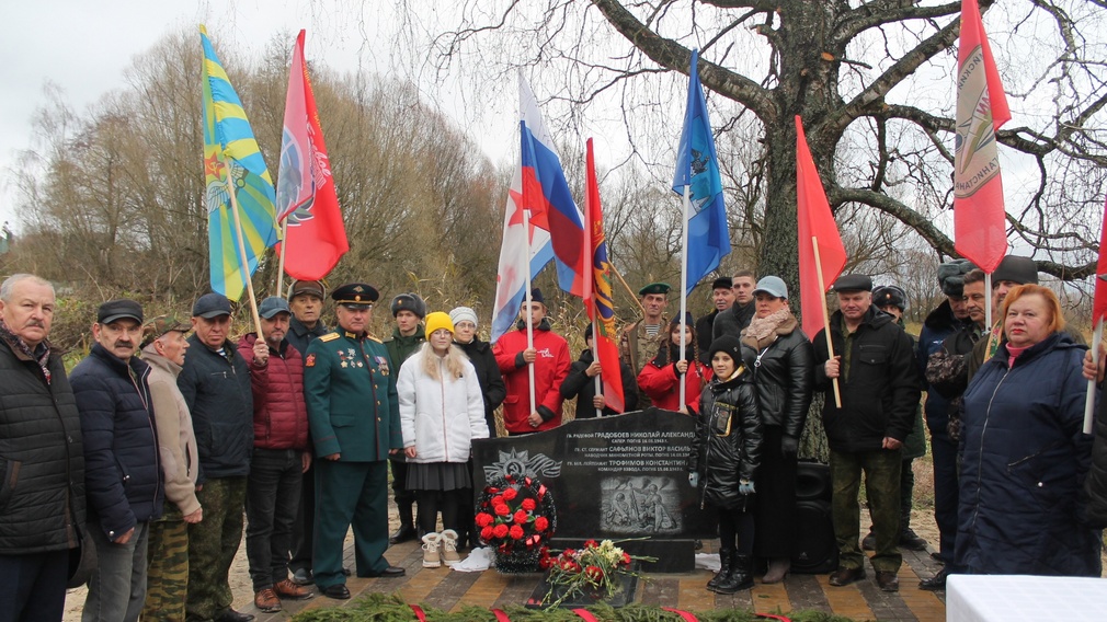 В Карачеве торжественно открыли обновленный памятник на братской могиле