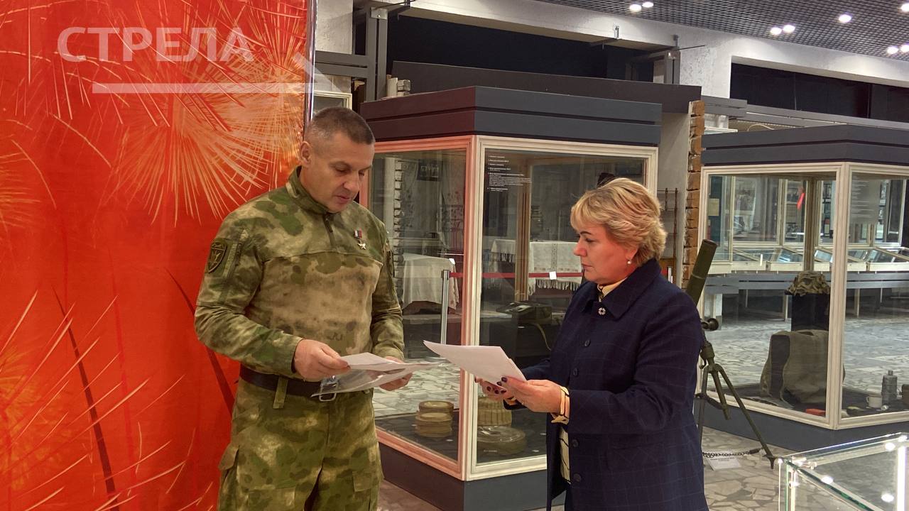 Герой России Андрей Фроленков передал в Брянский краеведческий музей уникальные документы