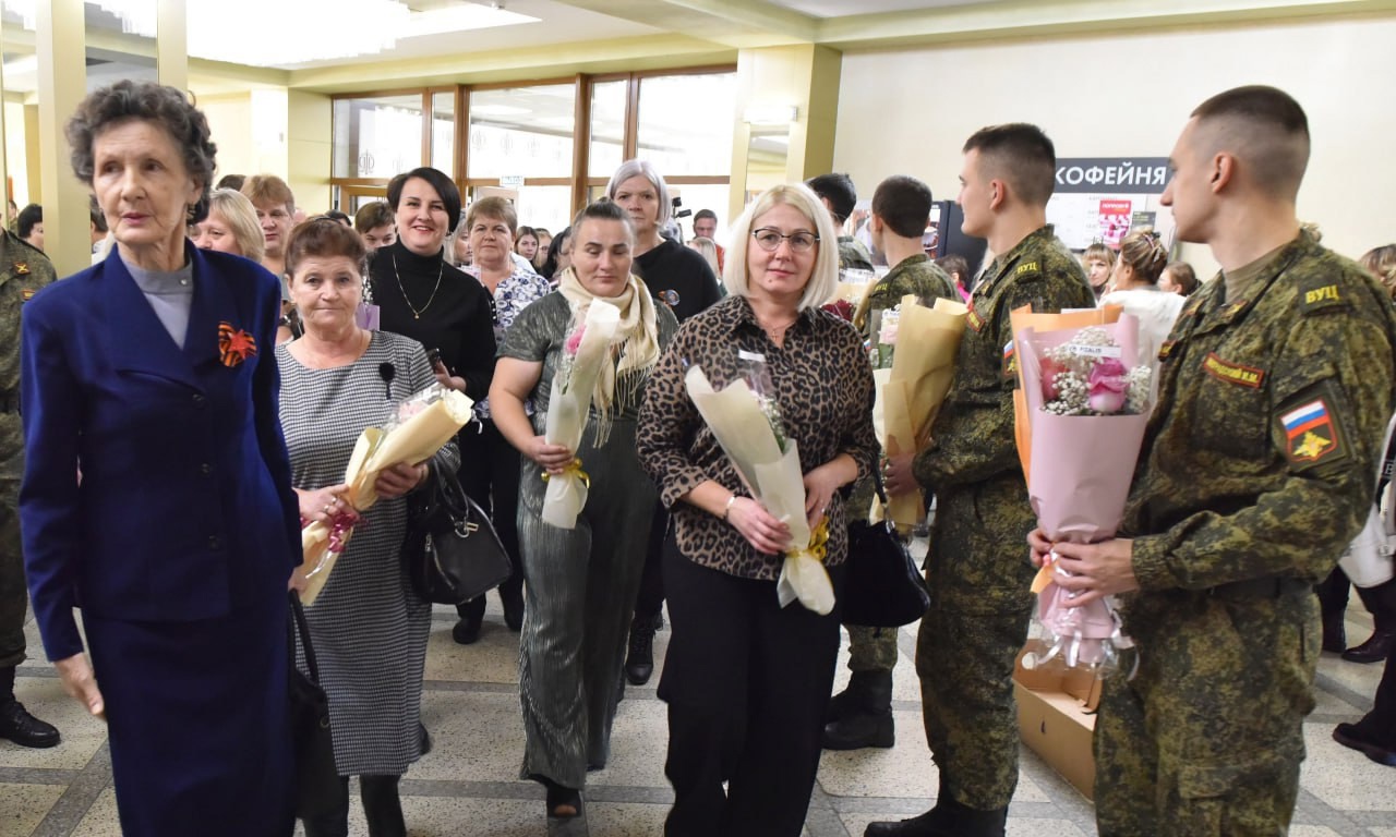 Александр Богомаз поздравил женщин Брянской области с Днем матери