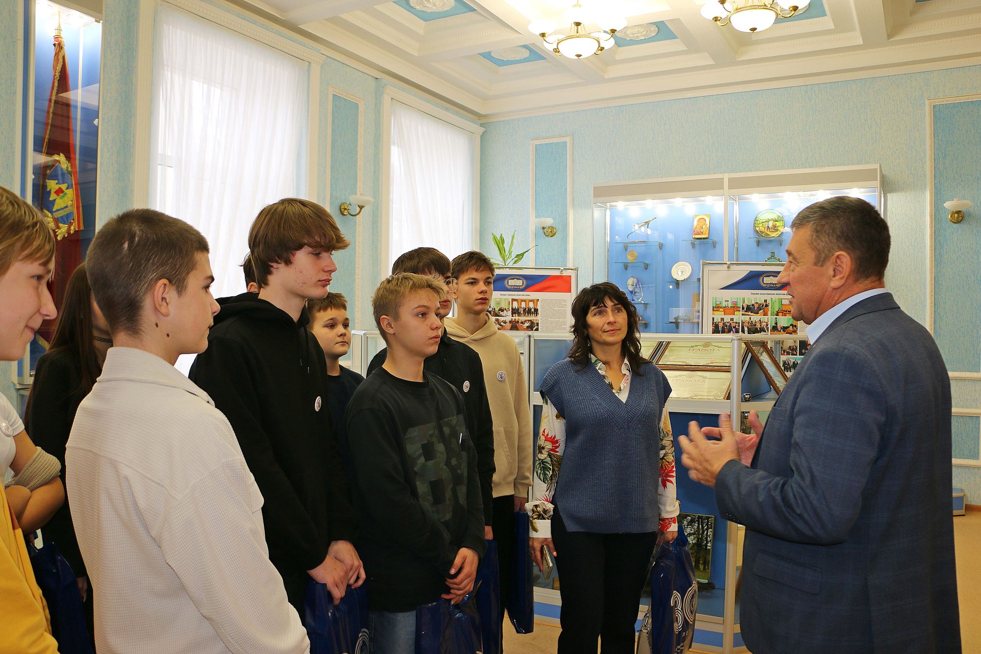 Депутаты областной Думы проводят для школьников патриотические уроки