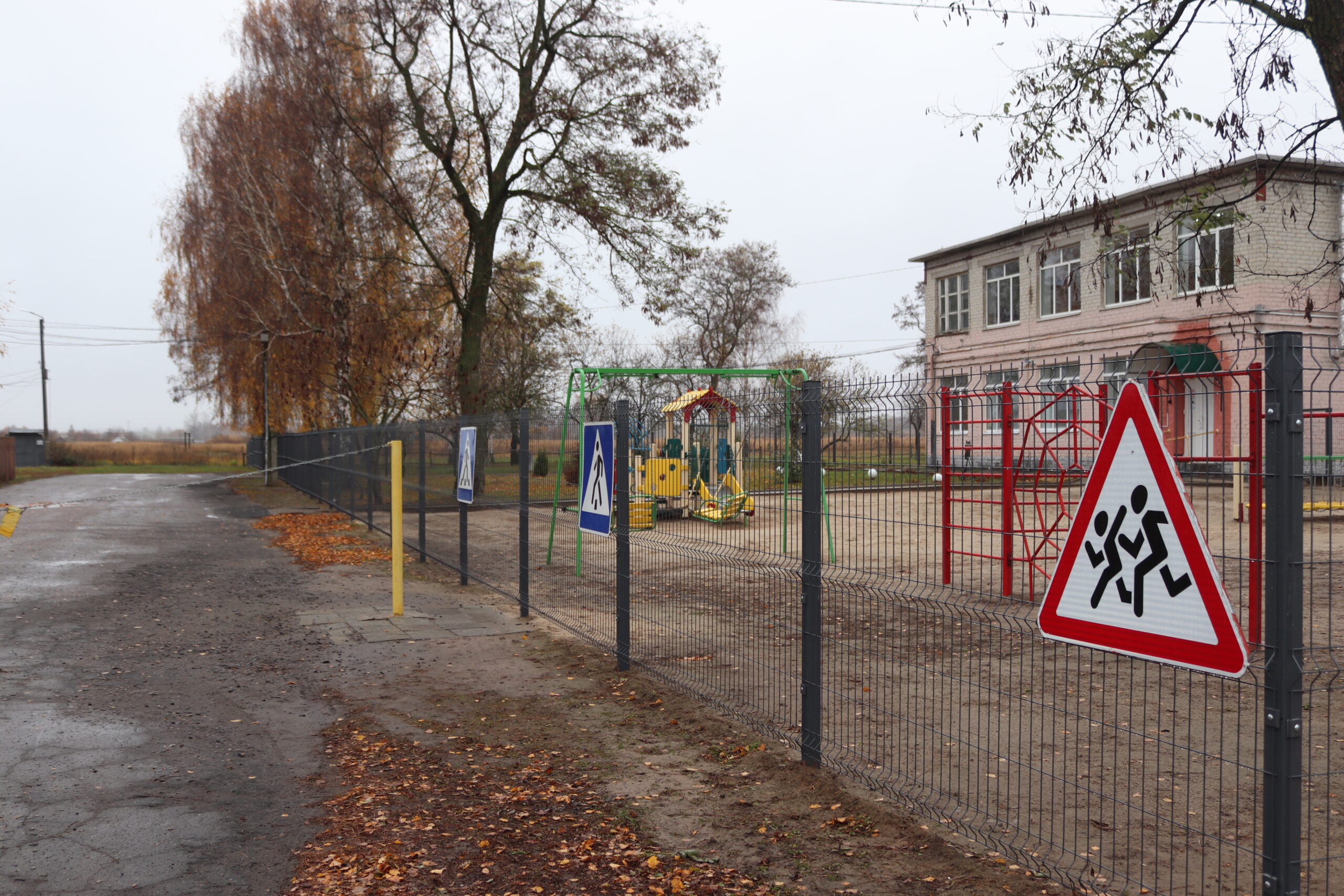 Благоустроены прилегающие территории школ Севского района