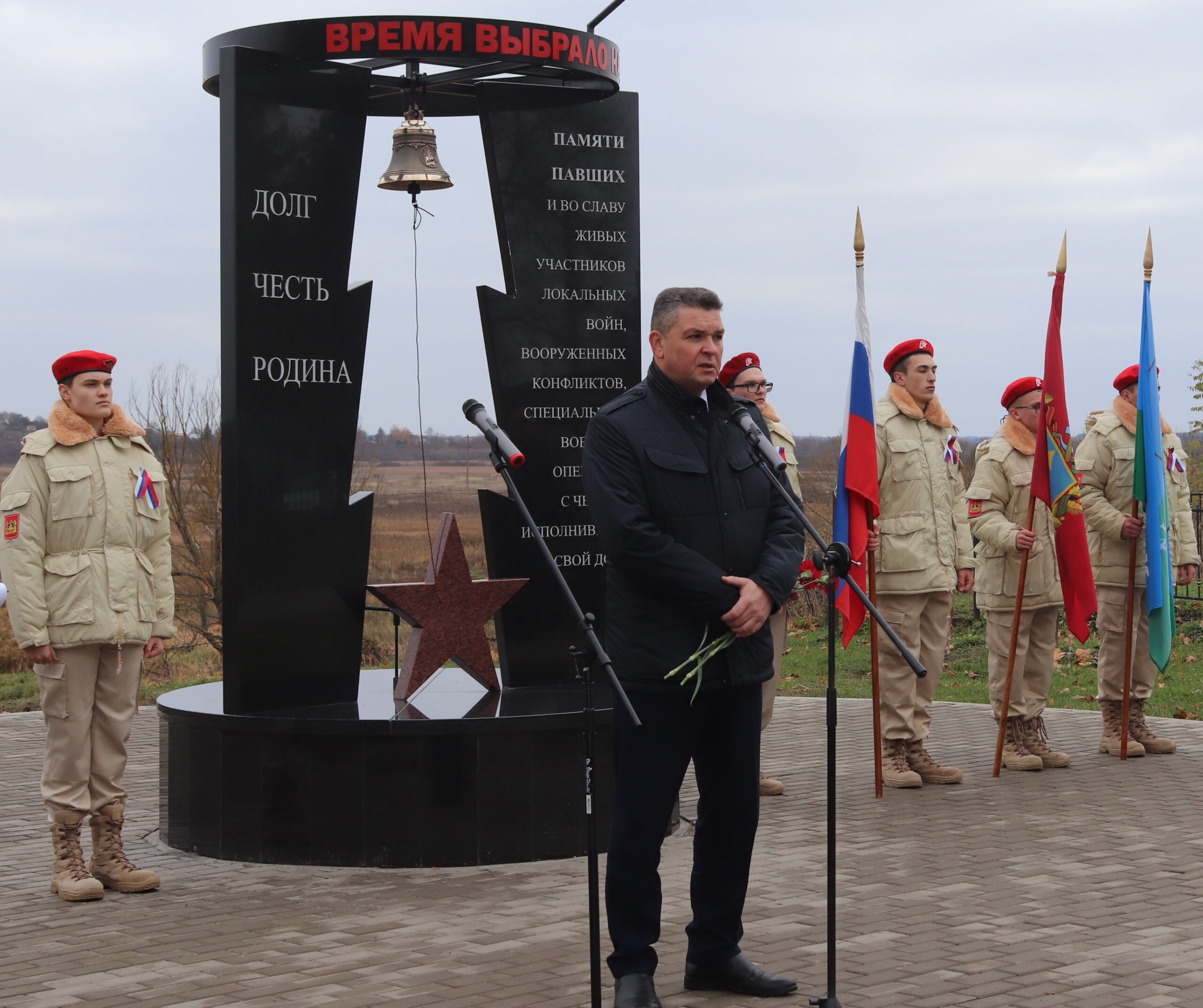 «В бессмертие уходят в орденах!»