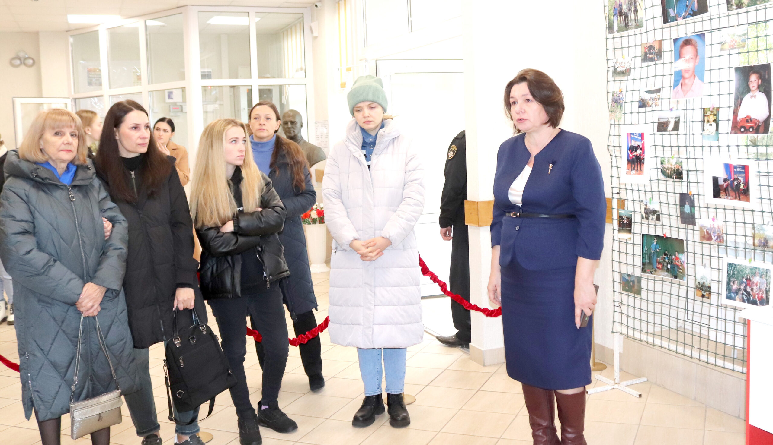 В севской школе №2 прошла выставка «Знаете, каким он парнем был»