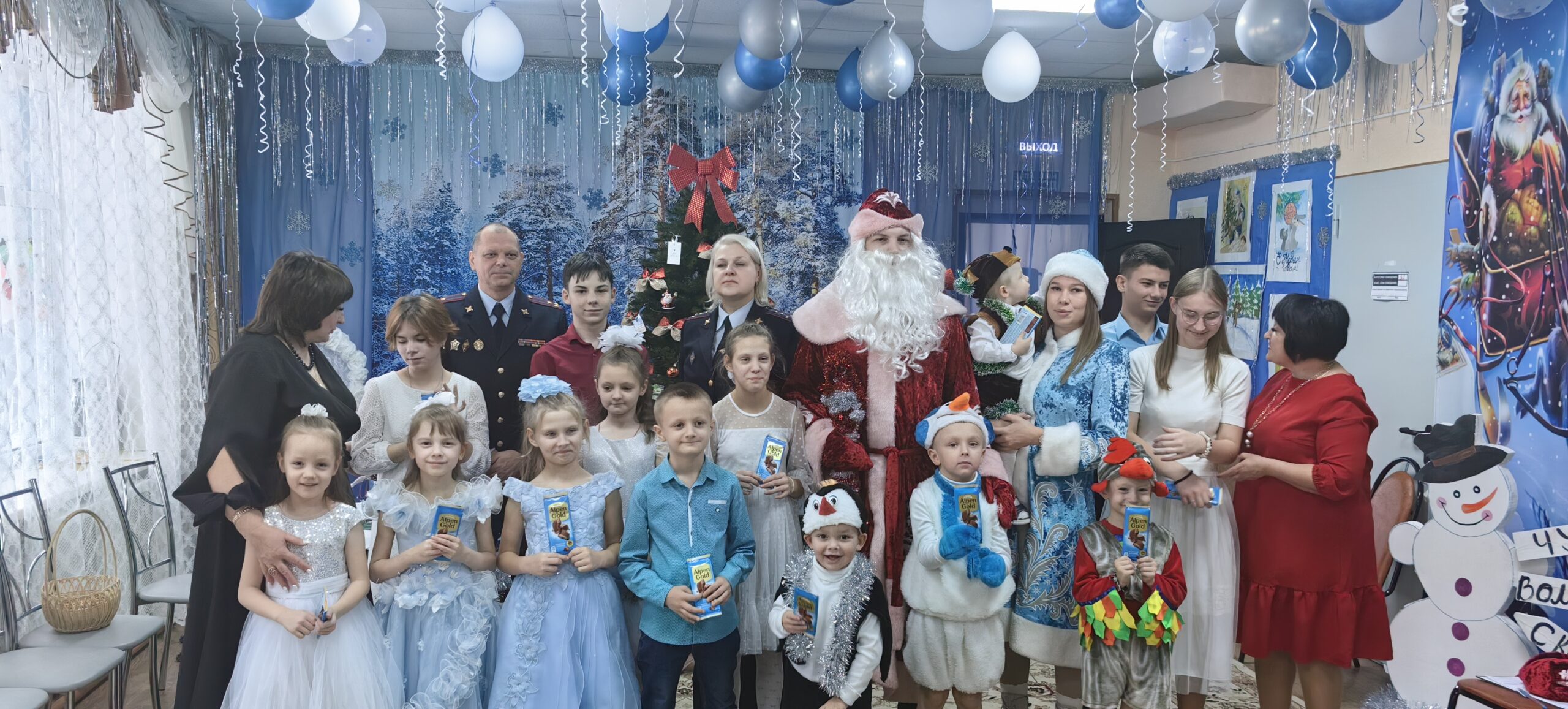 Сотрудники Брянского линейного отдела МВД России на транспорте поздравили детей Социального приюта в Карачевском районе