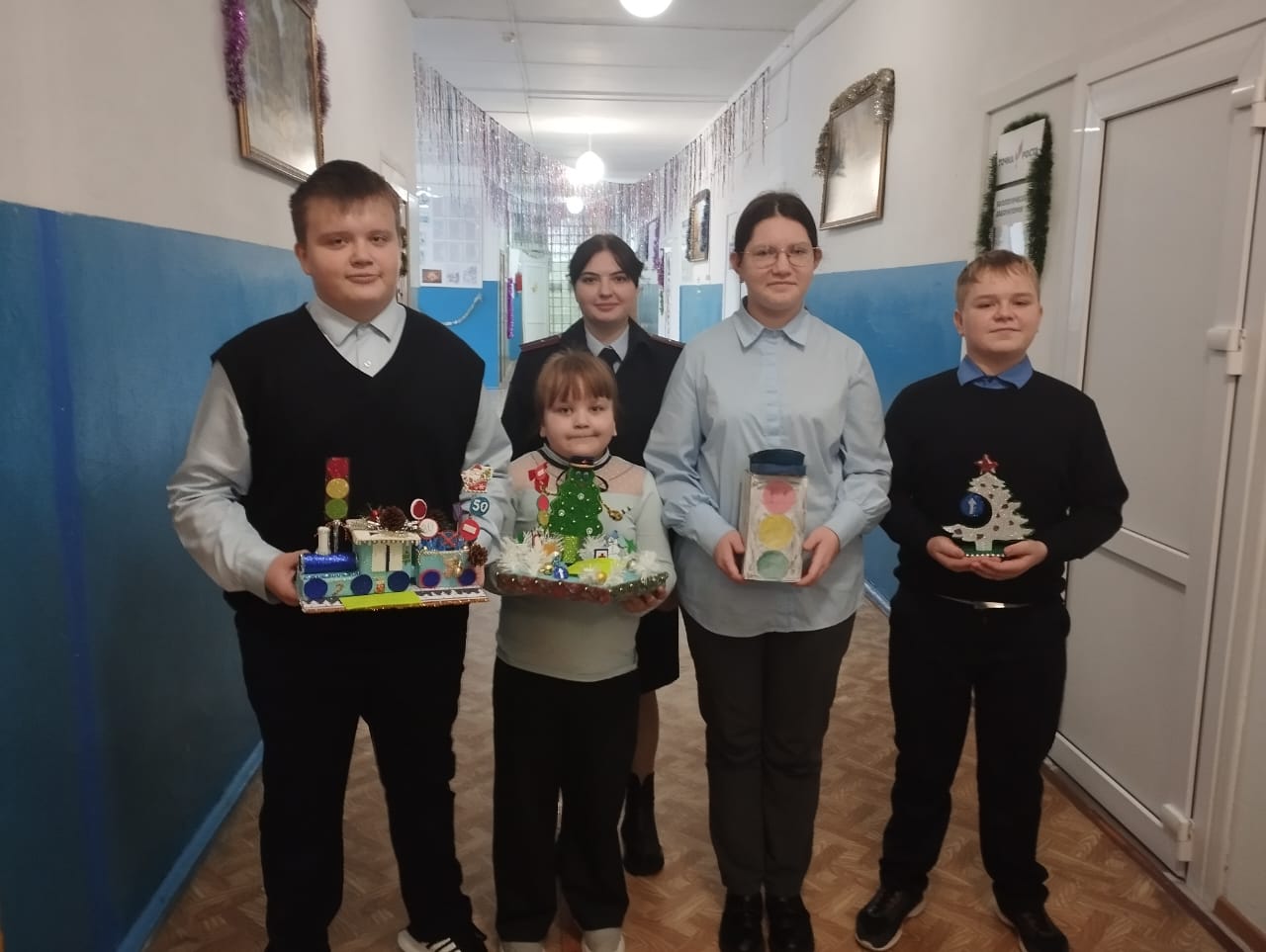 В школах Севского района прошли уникальные выставки новогодних игрушек на тему «ПДД в зимней сказке»