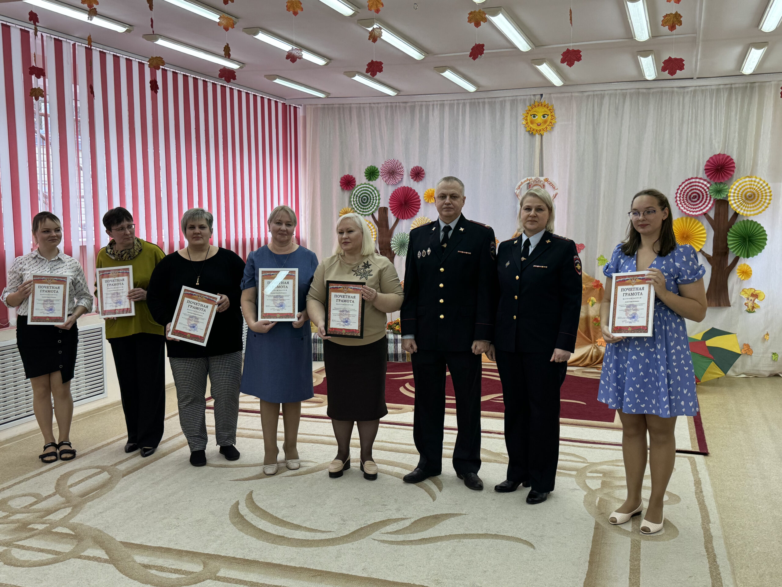 Брянские транспортные полицейские вместе с детьми приняли участие в предновогодней акции «Письмо бойцу»