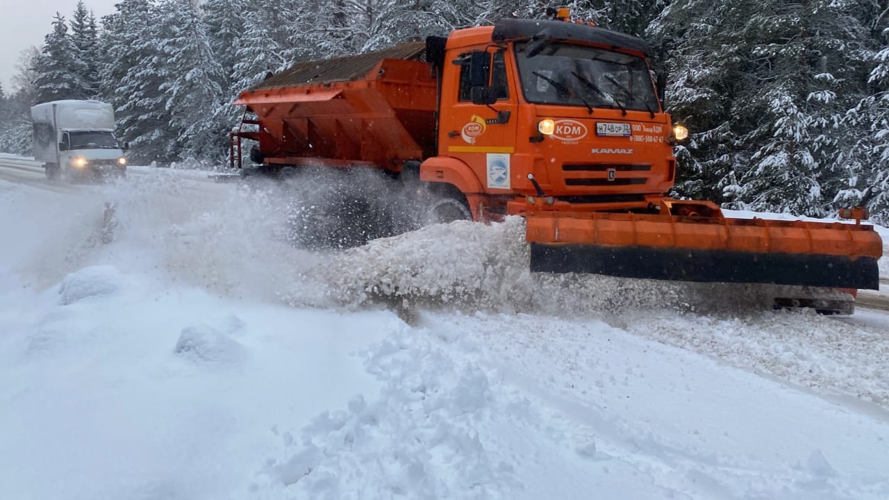В Брянской области ведется очистка и обработка региональных и межмуниципальных автодорог
