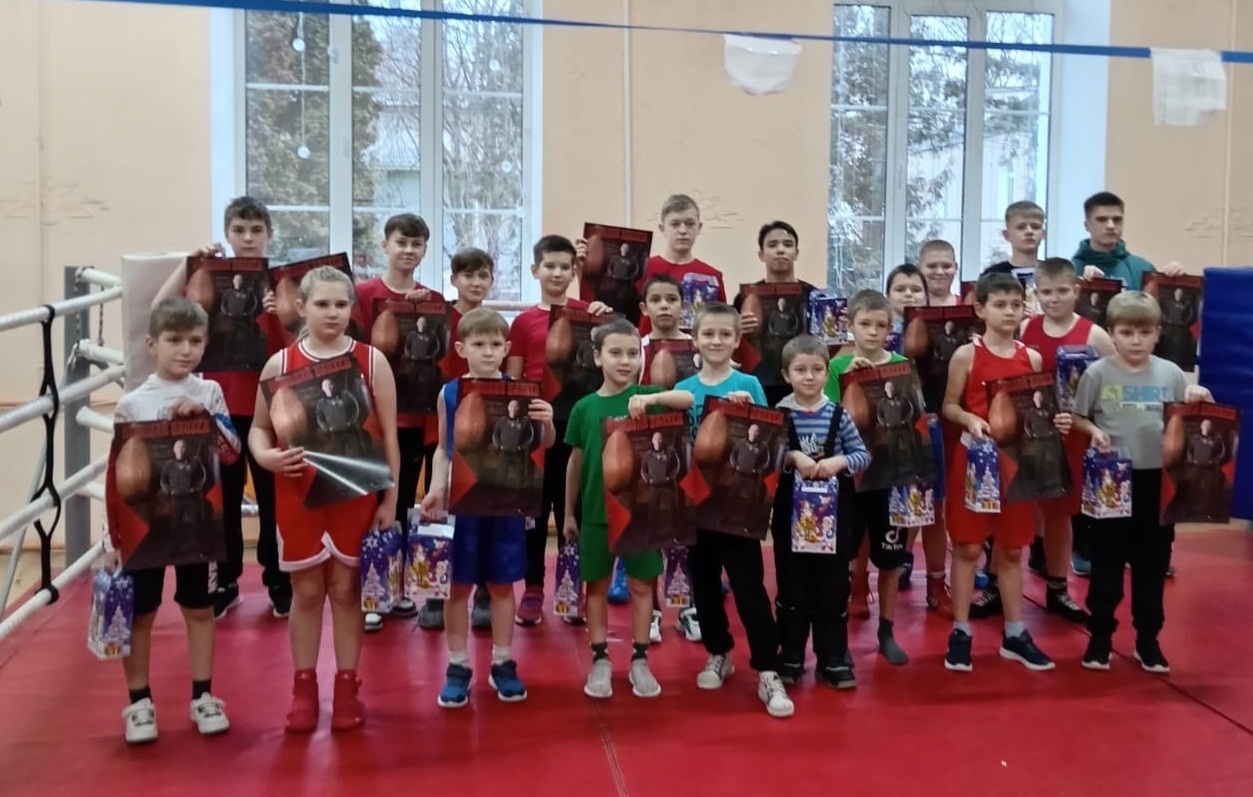 Руководитель Федерации бокса Брянской области Николай Валуев передал сладкие подарки для юных спортсменов из Севска