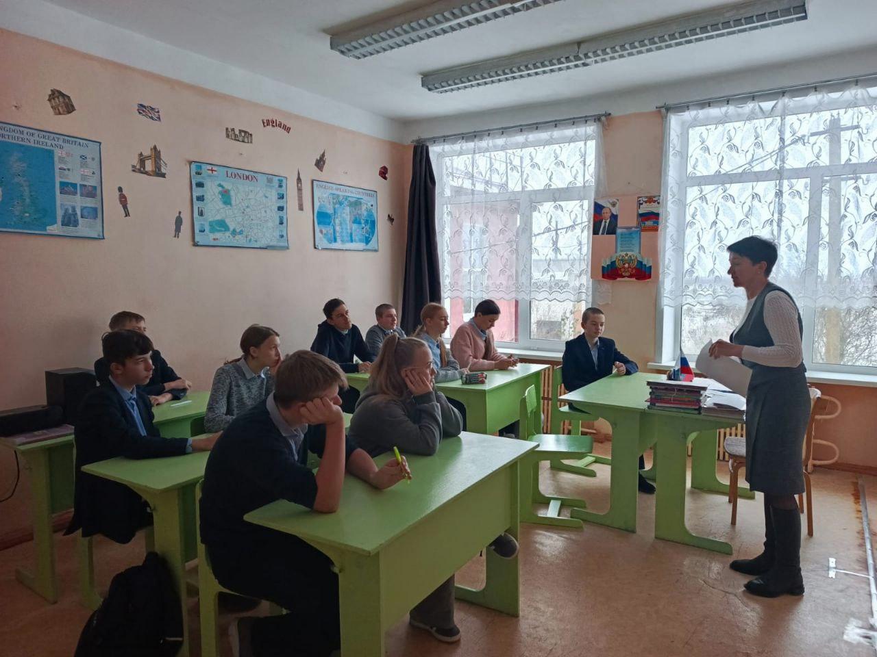 Специалисты центра занятости населения Севского района встретились с учениками Доброводской средней школы