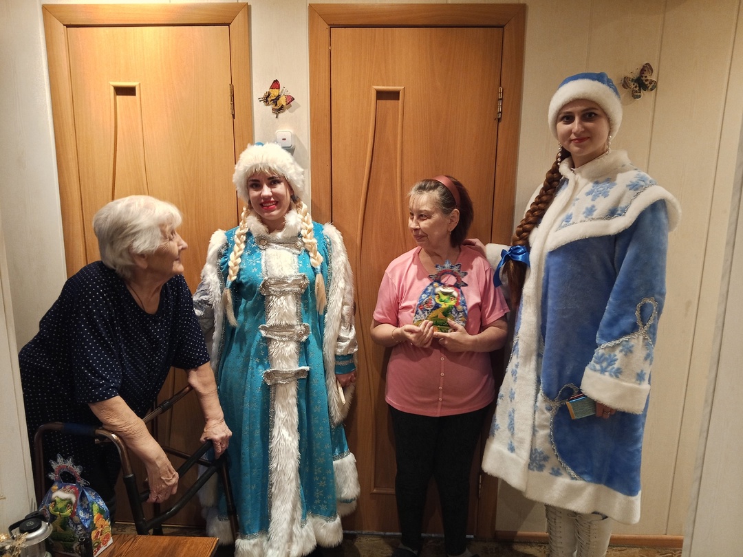 Работники культуры Севского района поздравили с наступающим Новым годом ветерана отрасли