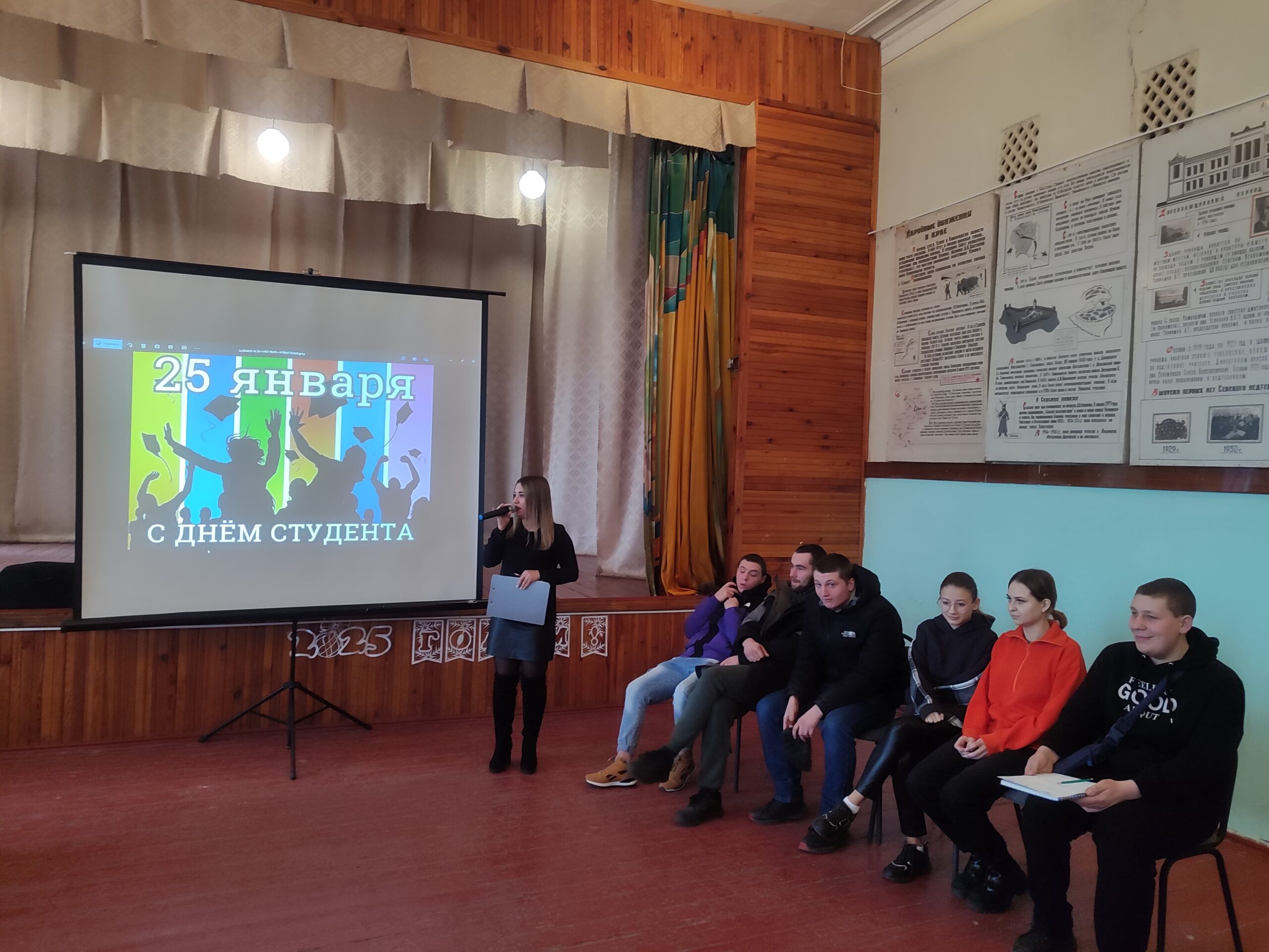 Севские работники культуры провели для студентов филиала Трубчевского политехнического техникума увлекательную интеллектуальную игру «Музыкальный квиз»