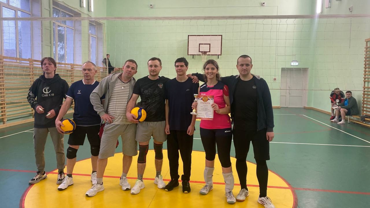 В Севской средней школе №2 прошел районный турнир по волейболу памяти Ивана Георгиевича Петровского