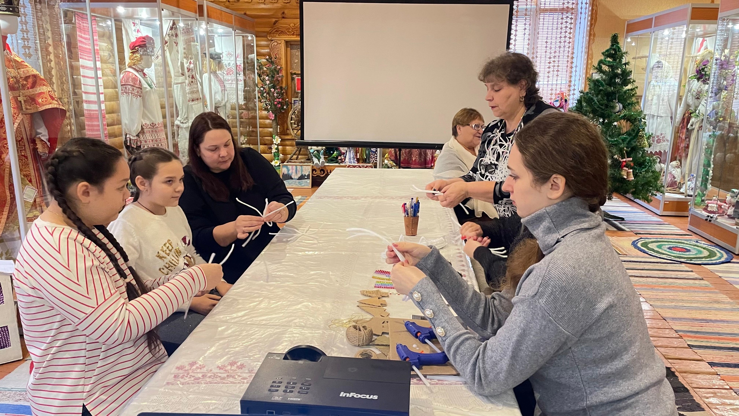 В народном музее «Рушника и костюма» прошла игра-викторина «Традиции и обычаи встречи Нового года»