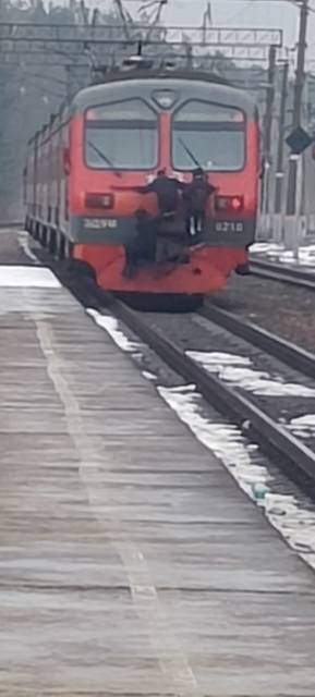 Транспортные полицейские Брянска установили личности подростков, осуществлявших незаконный проезд снаружи электропоезда