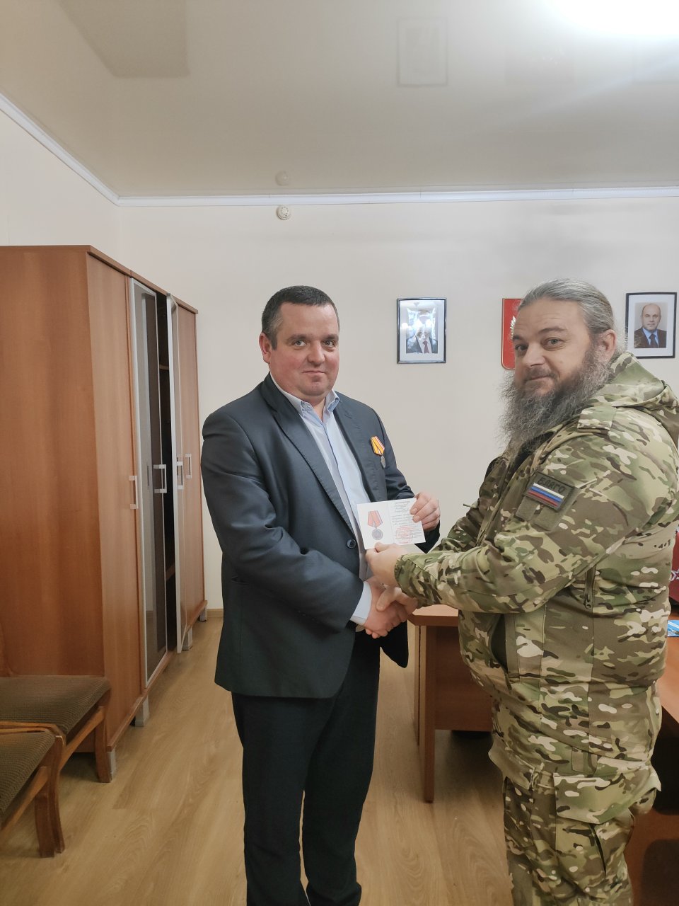 Священник вручил главе администрации Севского района медаль участника СВО