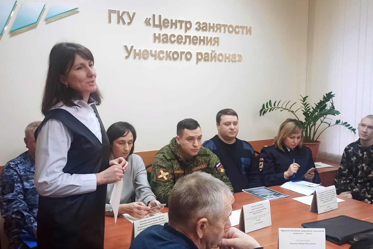 Сотрудники ЛОП на железнодорожной станции Унеча приняли участие в ярмарке вакансий для граждан