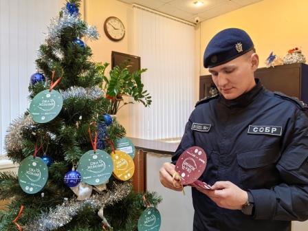 В рамках акции «Ёлка желаний» росгвардейцы исполнили мечту мальчика в Брянске