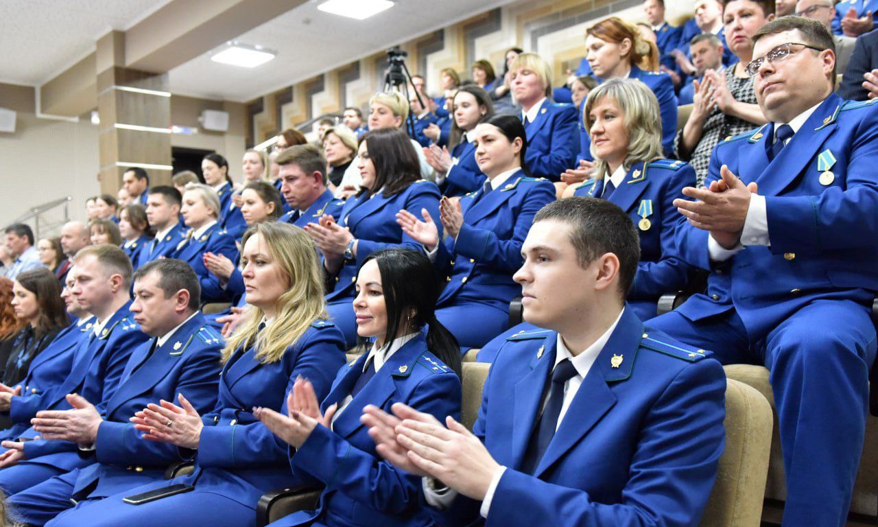 Александр Богомаз вручил заслуженные награды сотрудникам брянской прокуратуры