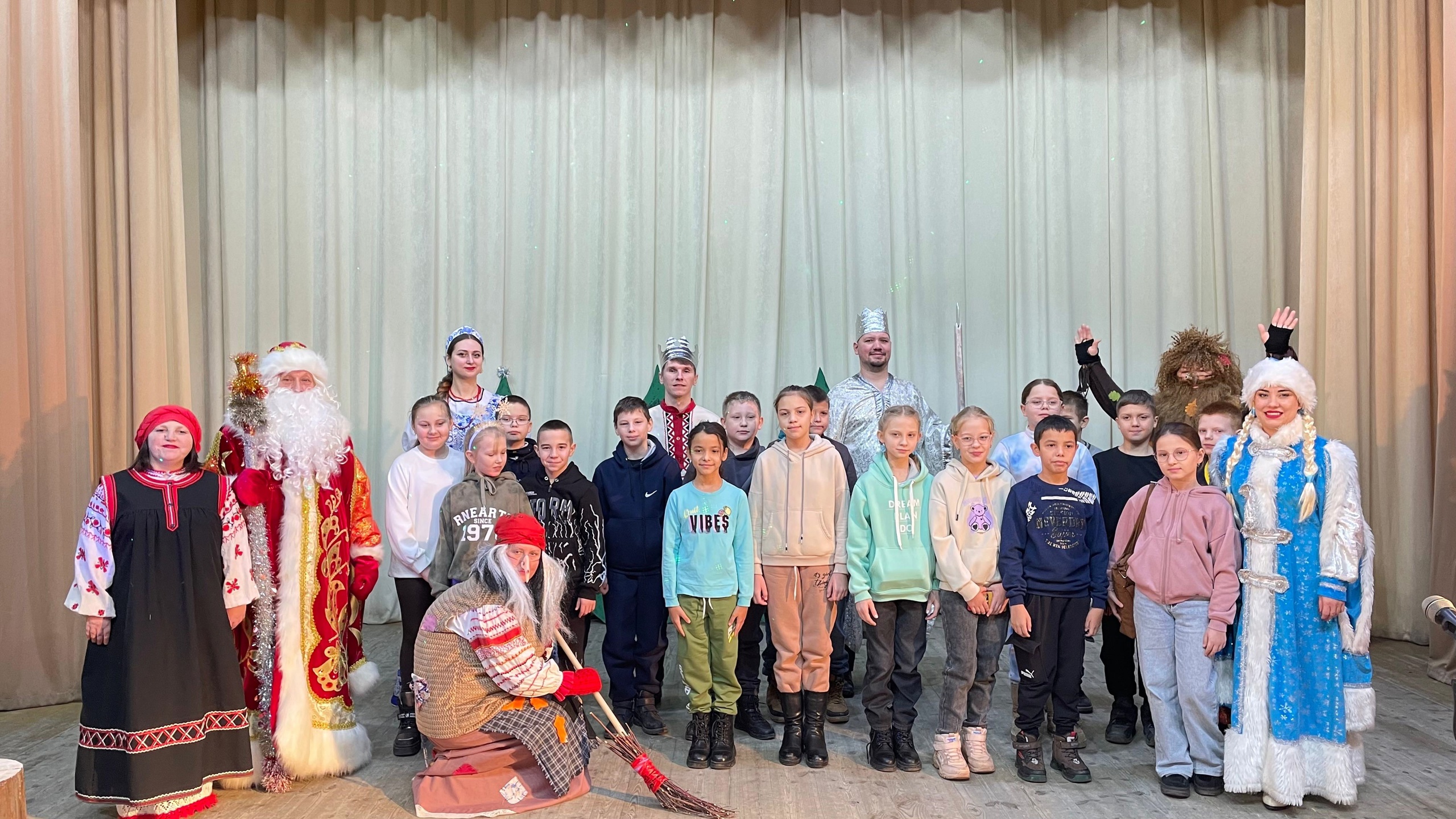 В культурно-досуговом центре Севского района детям показали музыкальную сказку «Серебряная стрела»