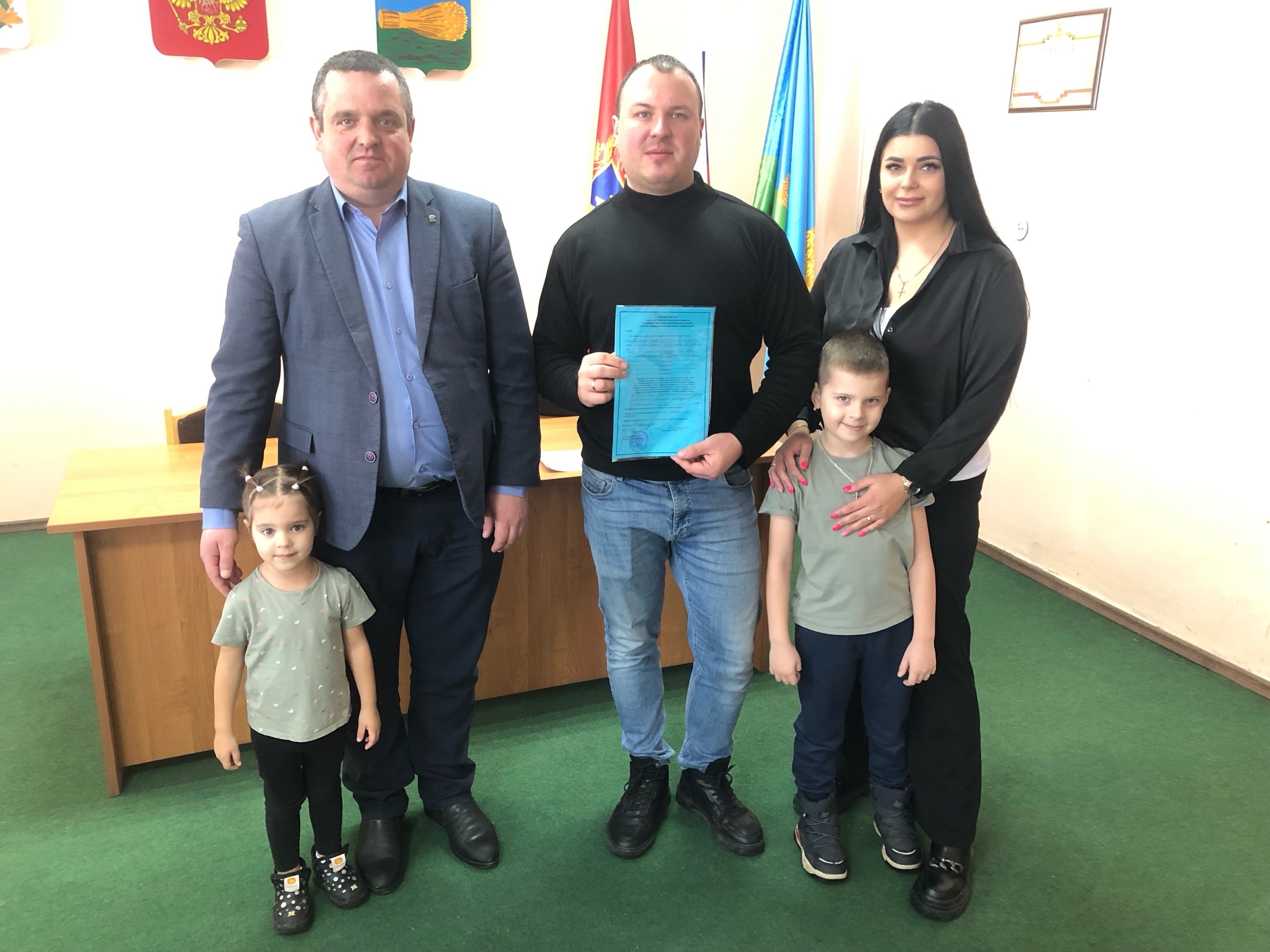 В администрации Севского района молодой семье Филиных вручили свидетельство о праве на получение социальной выплаты на приобретение жилого помещения