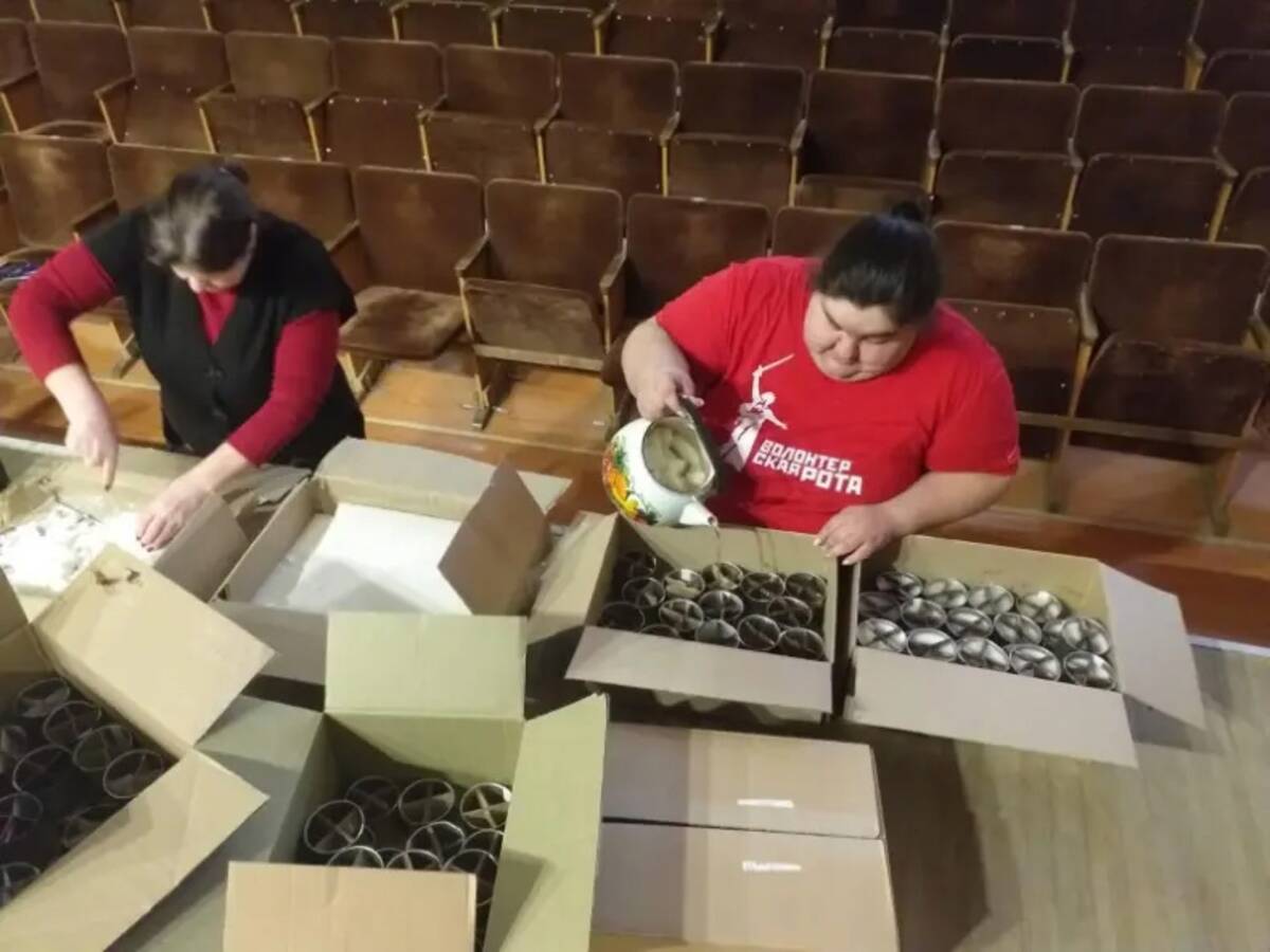 Комаричские волонтёры культуры изготовили партию окопных свечей