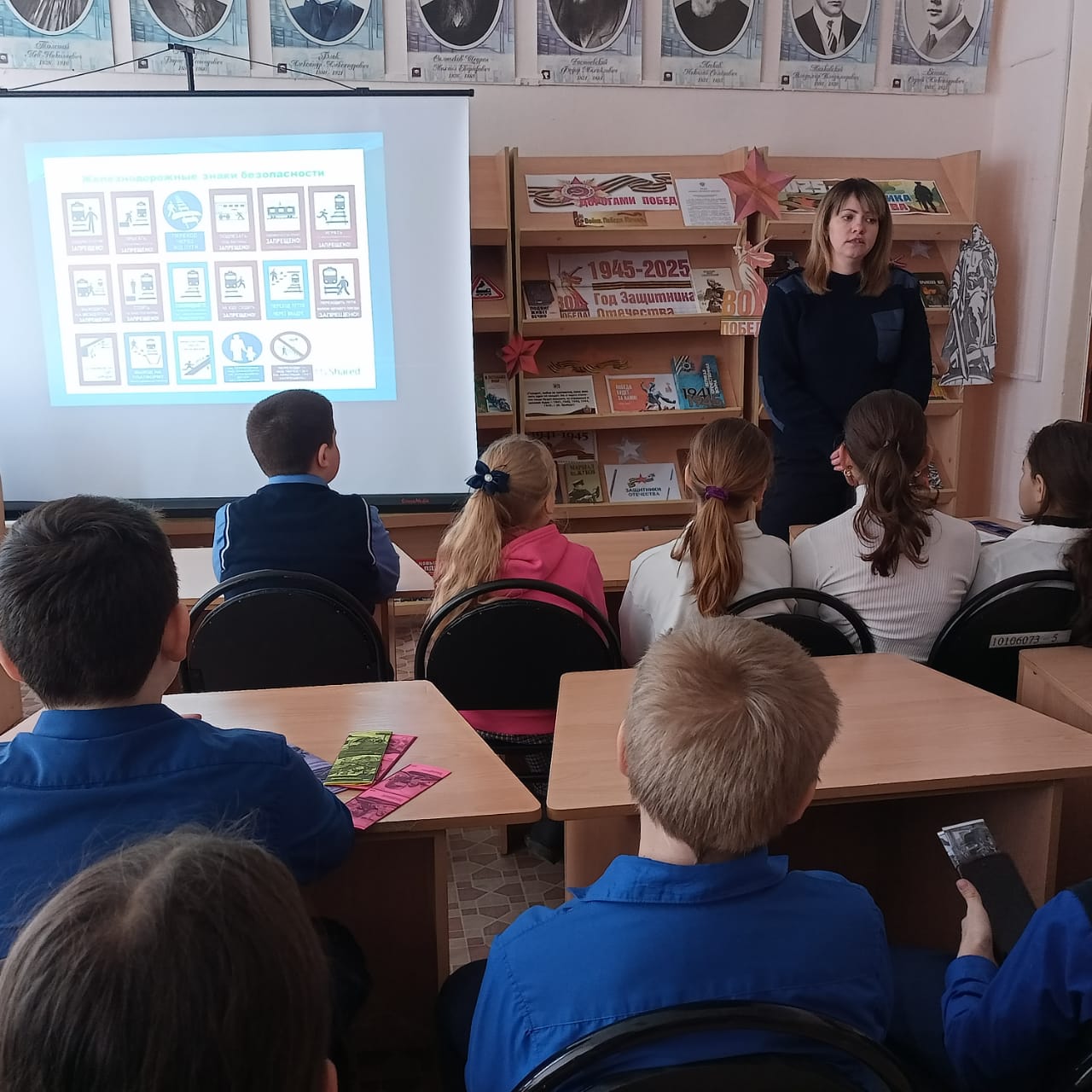 Сотрудники ЛПП на железнодорожной станции Клинцы Брянского ЛО МВД России на транспорте провели познавательный час «Полезно знать»