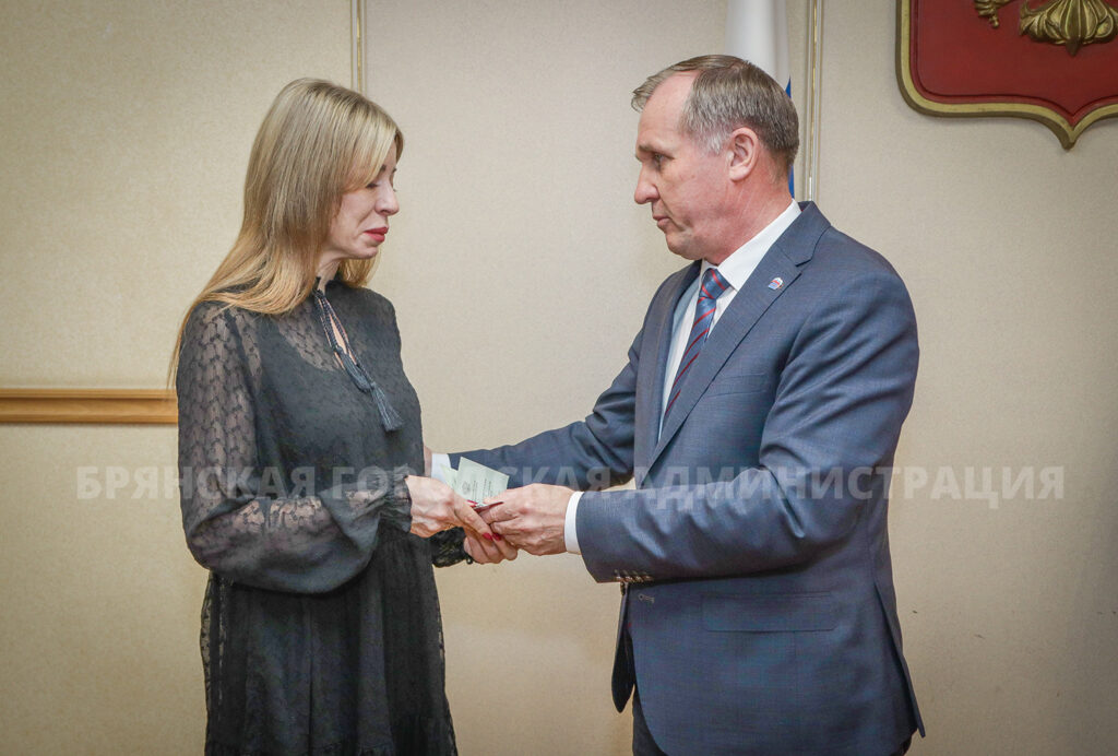 Александр Макаров вручил орден Мужества семье старшего лейтенанта Владислава Ляховкина