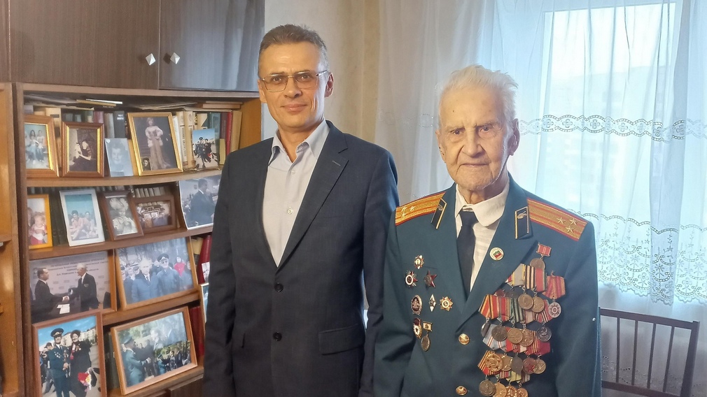 В Брянске поздравили ветерана Бориса Шапошникова