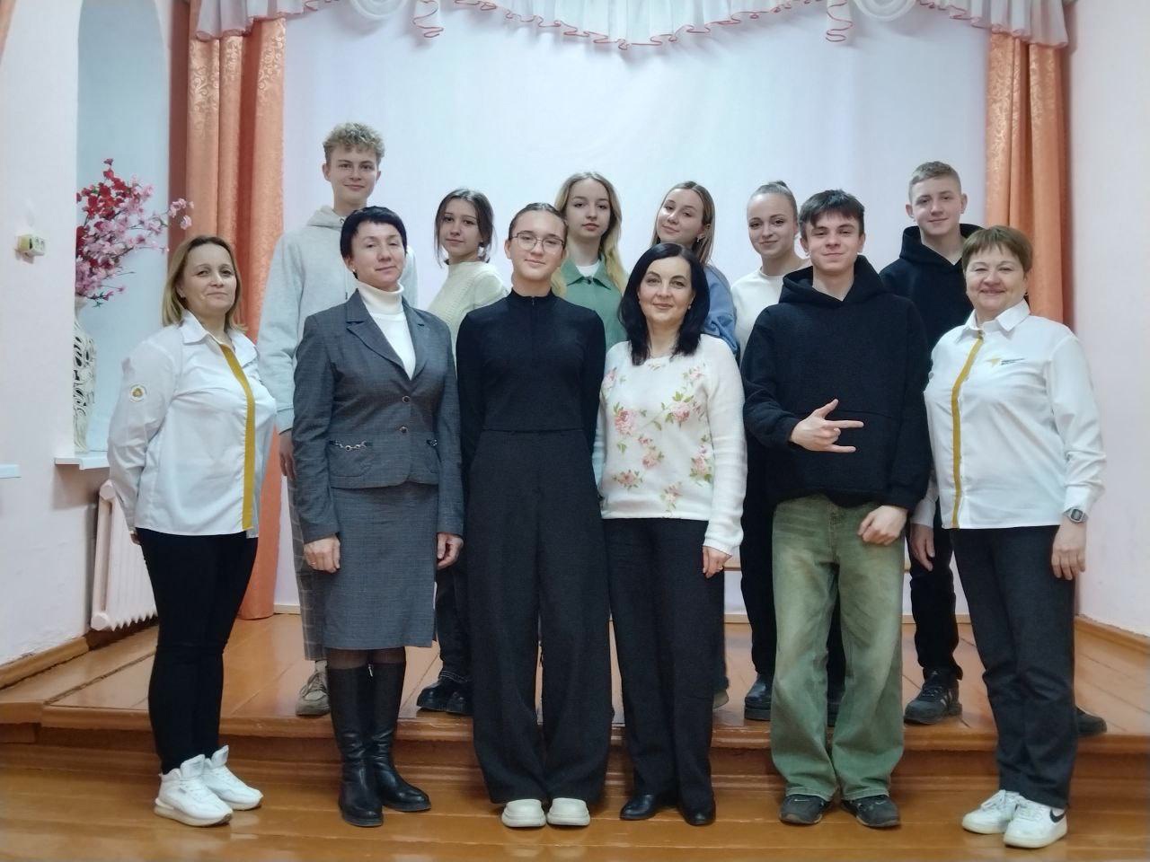 В доме детского творчества состоялась встреча старшеклассников объединения «Лидер — это Я» с заведующей ЗАГС Севского муниципального района Еленой Матющенковой