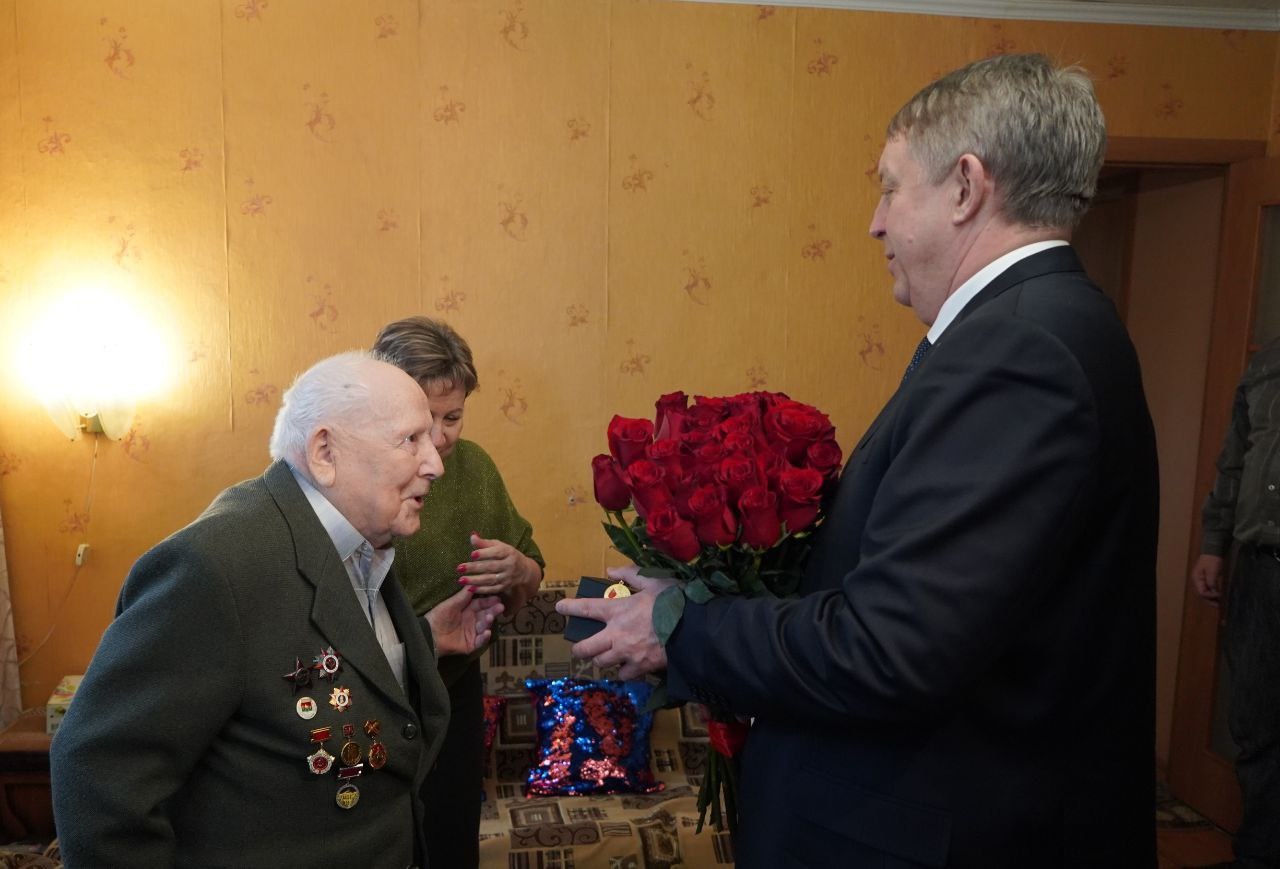 Александр Богомаз вручил Александру Мельникову медаль к 80-летию великой Победы