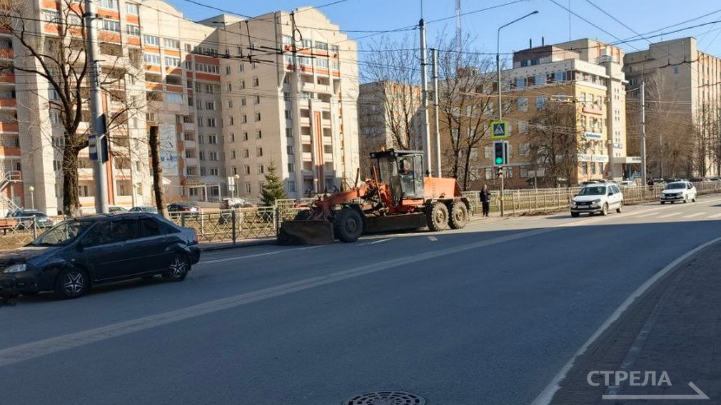В Брянске ведется очистка дорог и тротуаров от грязи