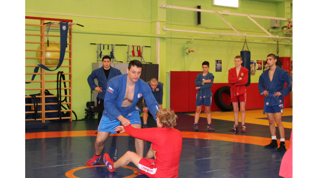 В Стародубе Артём Осипенко провел мастер-класс для юных самбистов