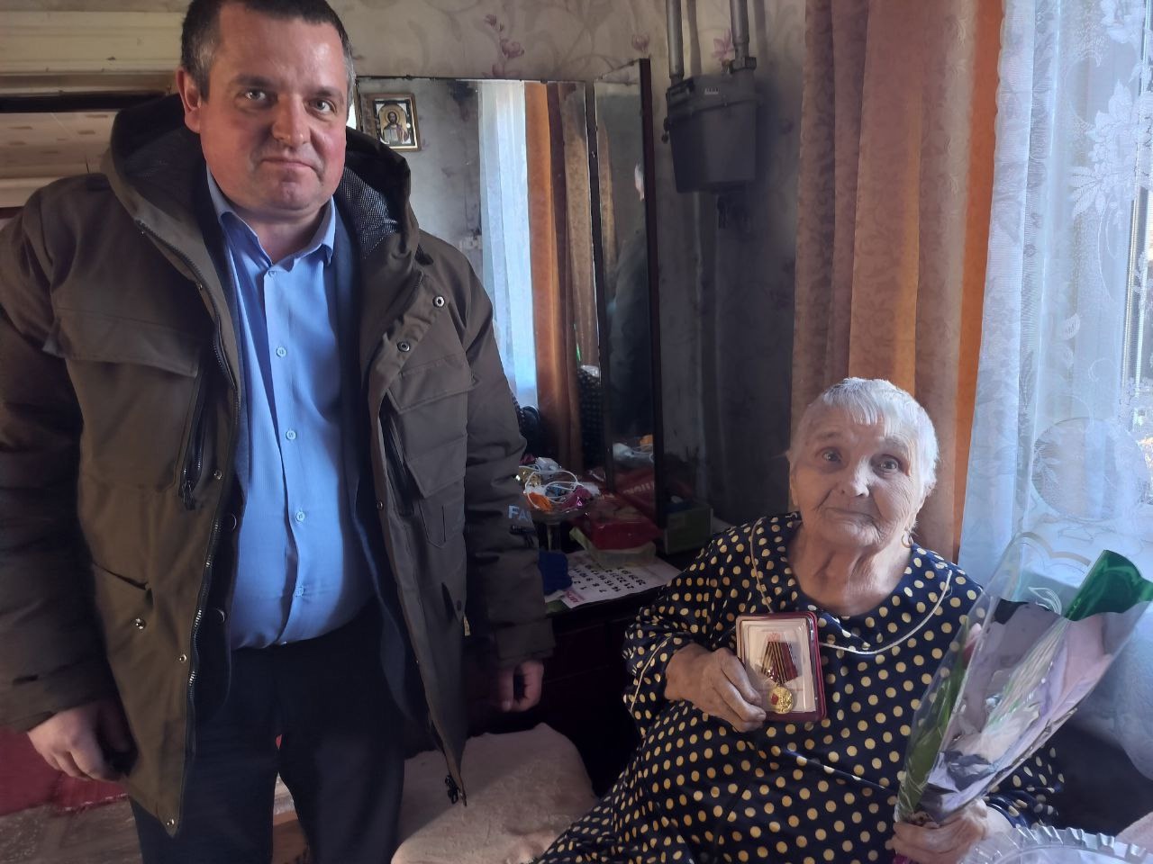 Ветерану Великой Отечественной войны А.Л. Аникутиной вручили медаль «80 лет Победы»