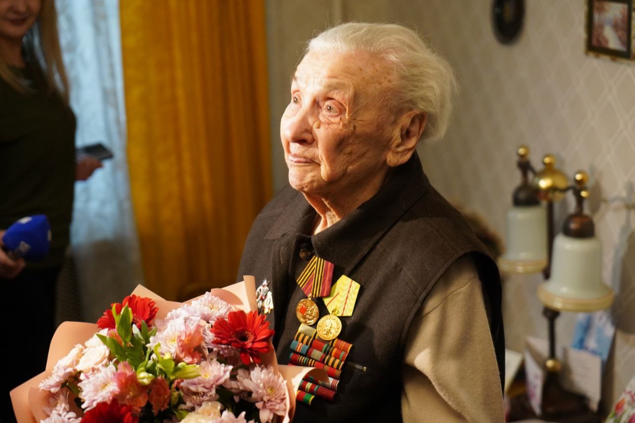 Александр Богомаз вручил Нине Евсеевой юбилейную медаль «80 лет Победы в Великой Отечественной войне 1941–1945 годов»