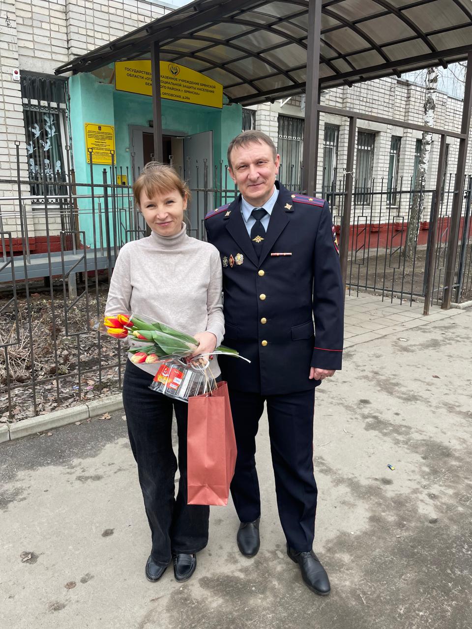 Брянские транспортные полицейские провели акцию «8 Марта — в каждый дом»