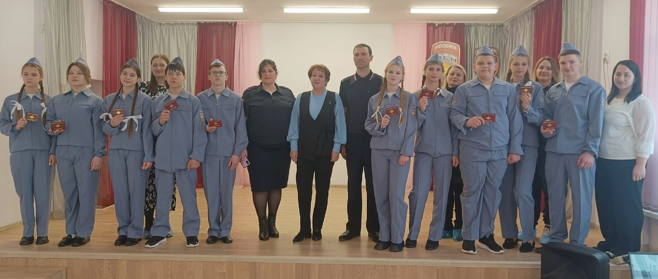 В Севской средней школе №2 прошло посвящение учеников 8 «А» класса в отряд «Юные стражи порядка»