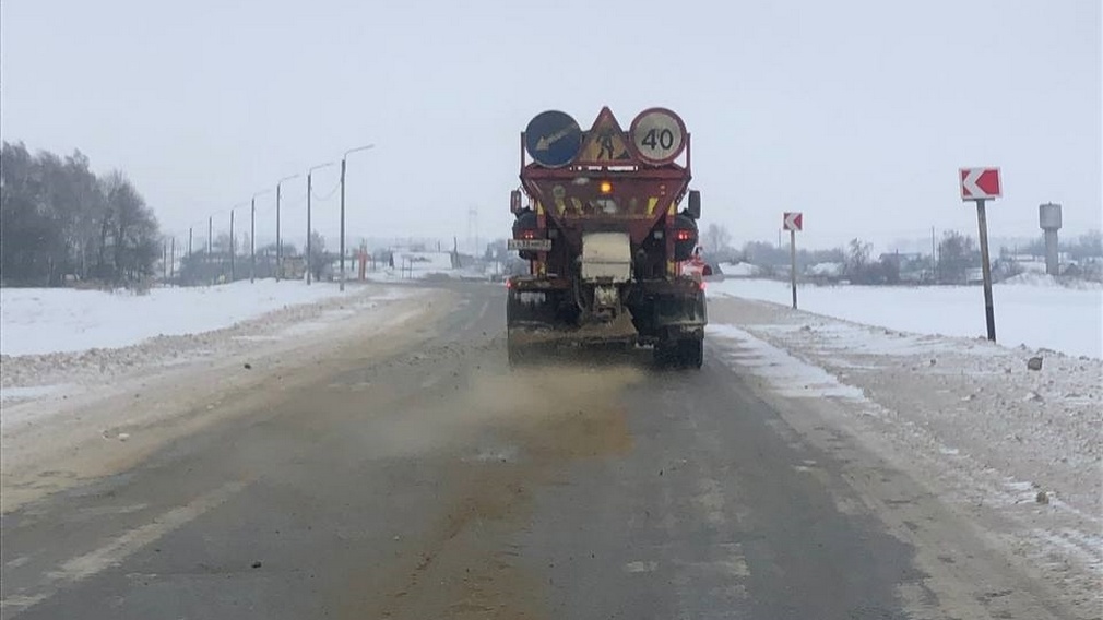 В Брянской области стартовали работы по уборке снега и обработке дорог