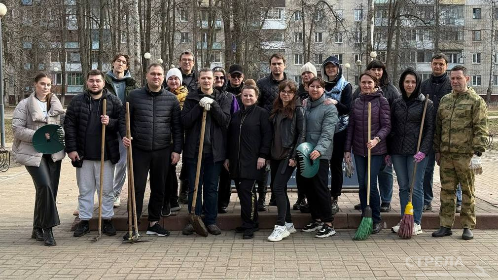 В Брянске сотрудники департамента внутренней политики привели в порядок сквер имени Гайдукова