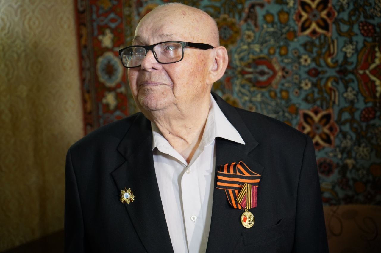 Александр Богомаз вручил ветерану Николаю Кирюхину медаль в честь 80-летия Победы