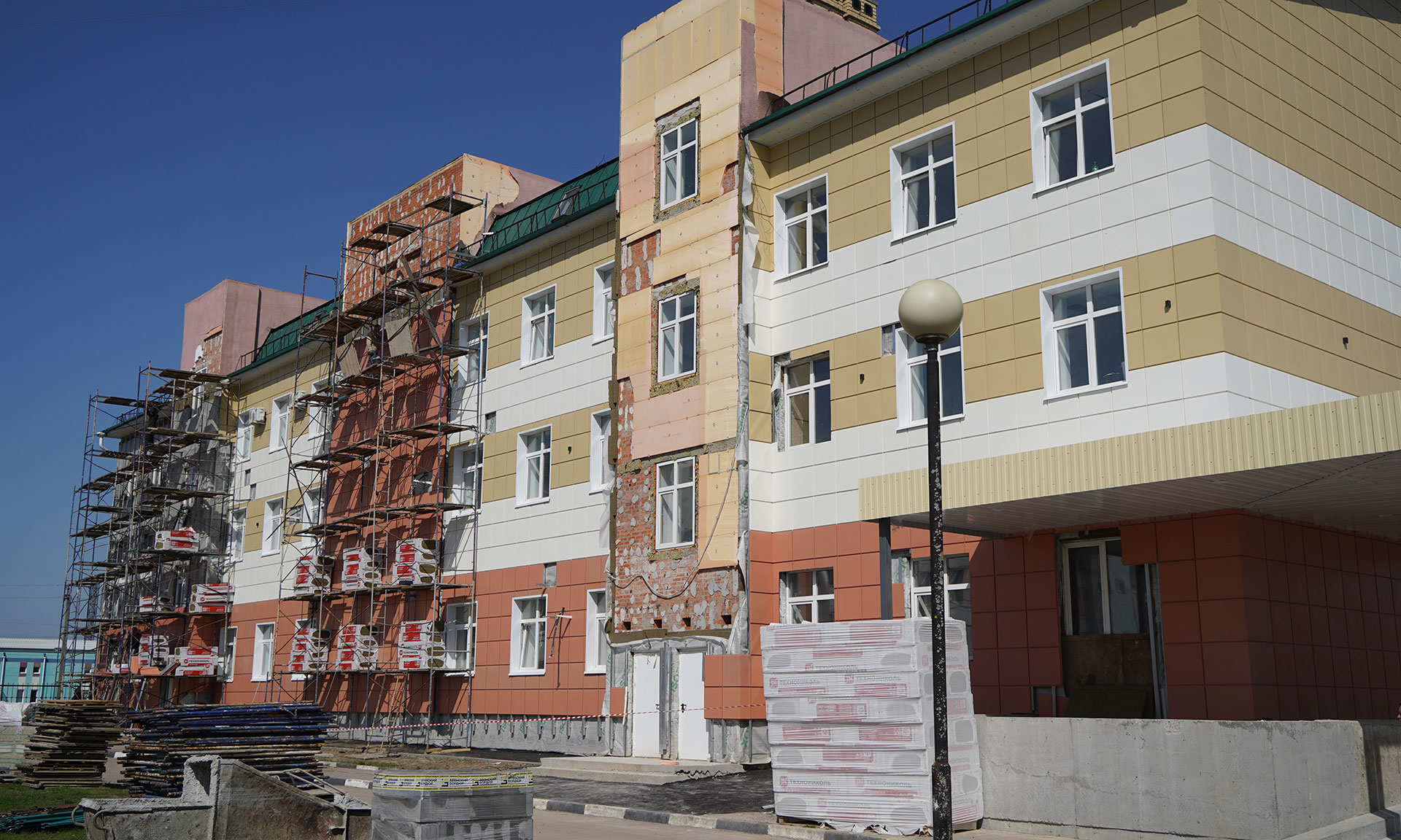 Александр Богомаз проинспектировал строящиеся социальные объекты Почепа, Мглина и Суража