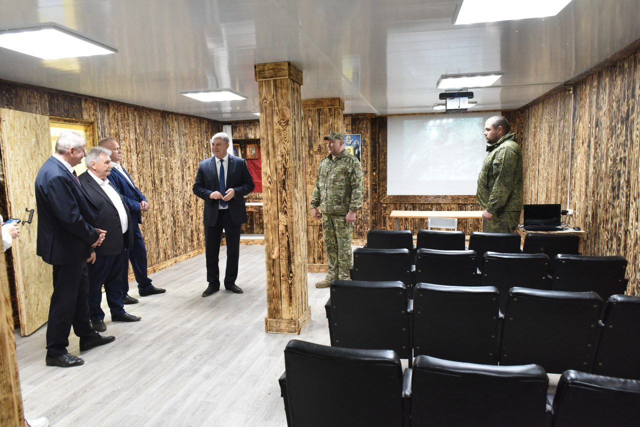 Александр Богомаз посмотрел, в каких условиях несут службу военнослужащие