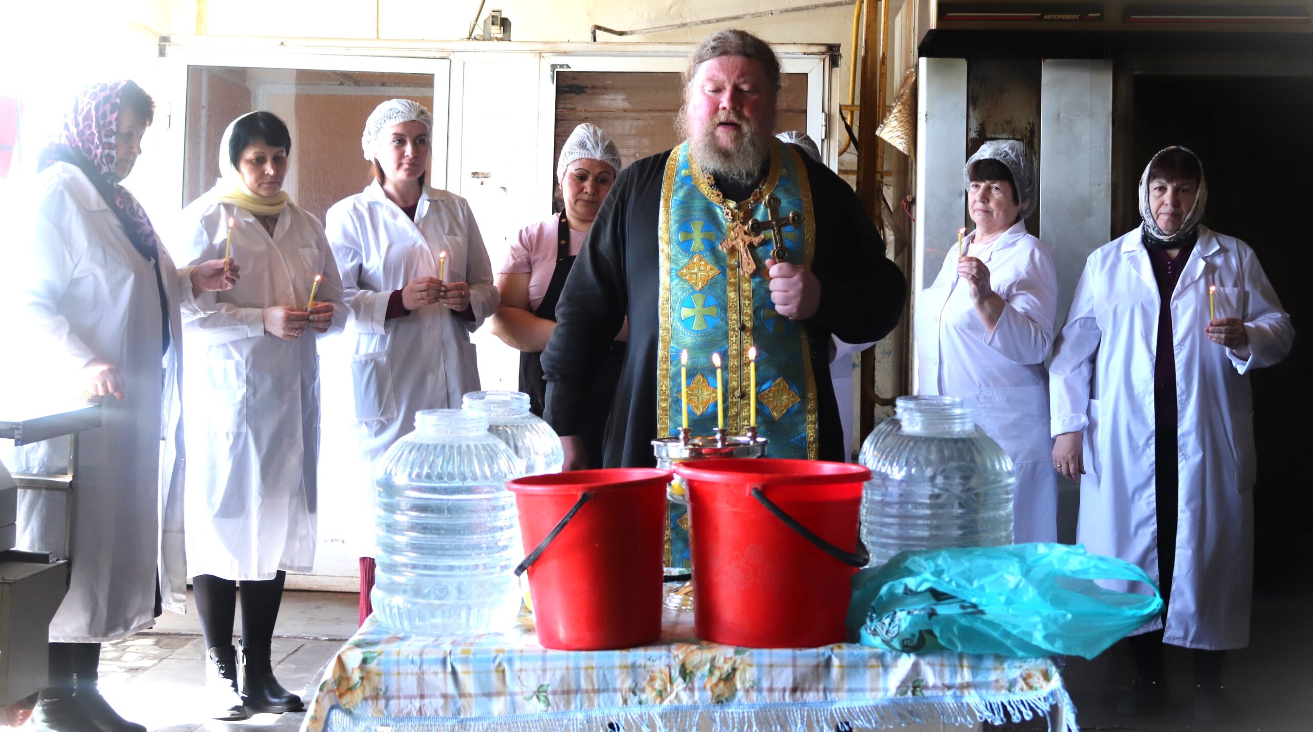 На севском хлебозаводе ООО «Возрождение» освятили воду для выпечки пасхальных куличей