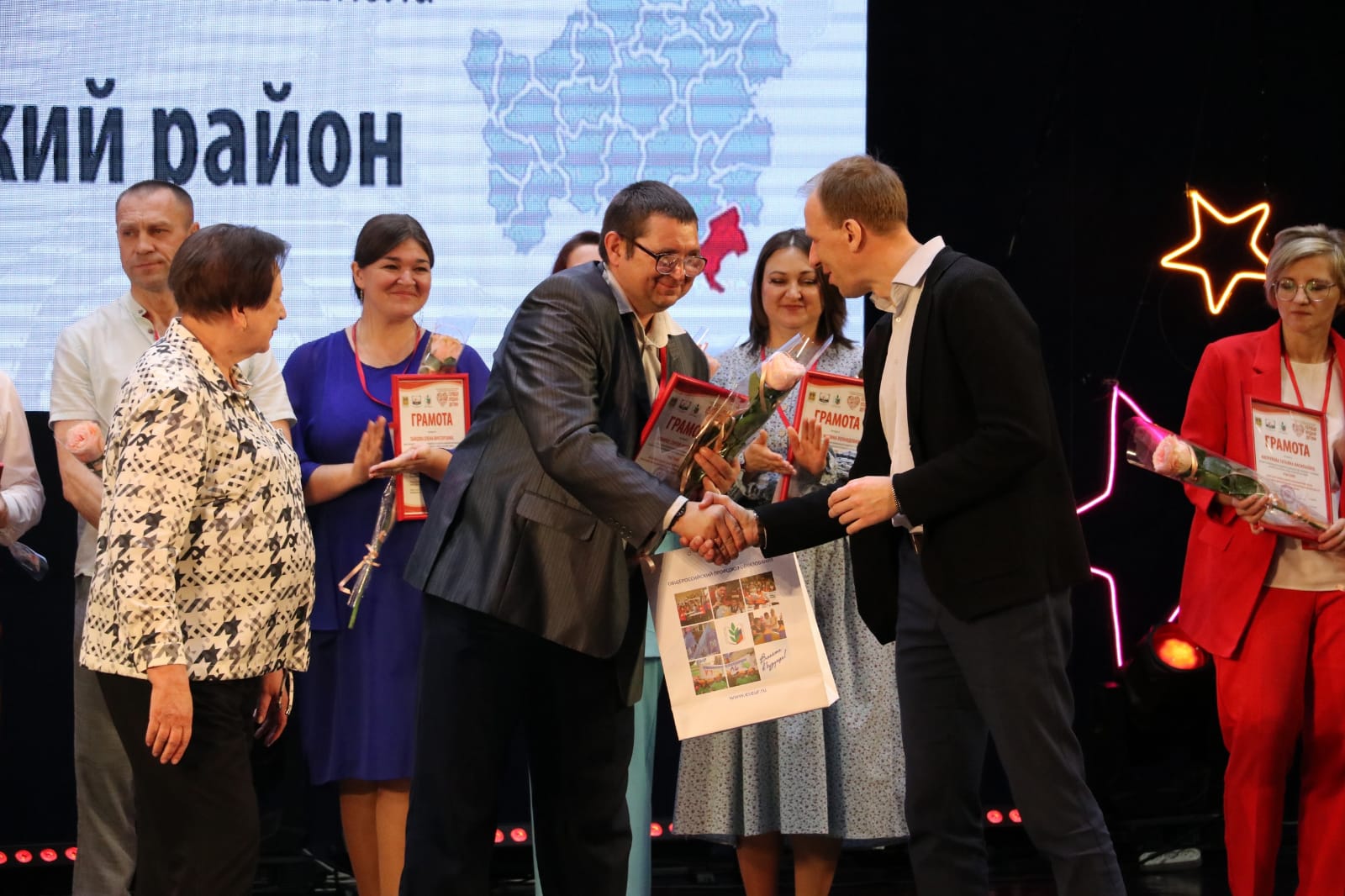 В рамках прошедшего в Брянске областного конкурса «Сердце отдаю детям» Сергей Мамеев награжден в номинации «За преданность профессии»