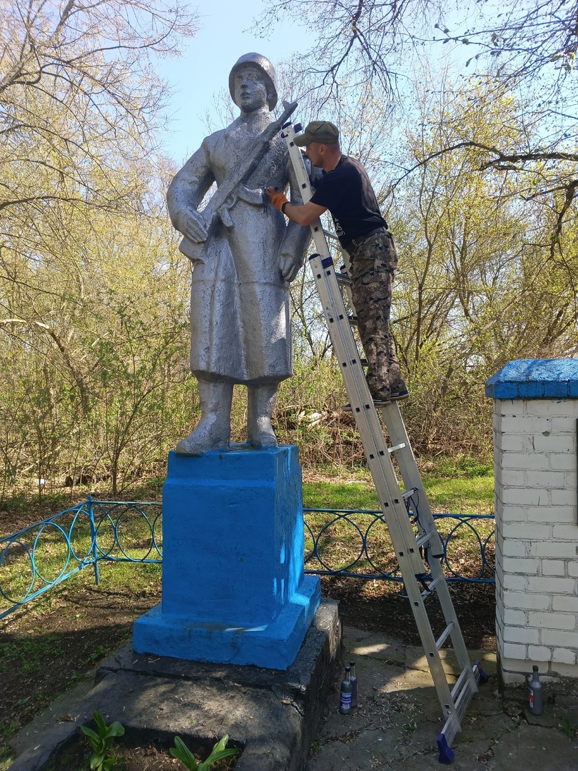 Коллектив спортивной школы «Буревестник» благоустроил обелиск в Севском районе