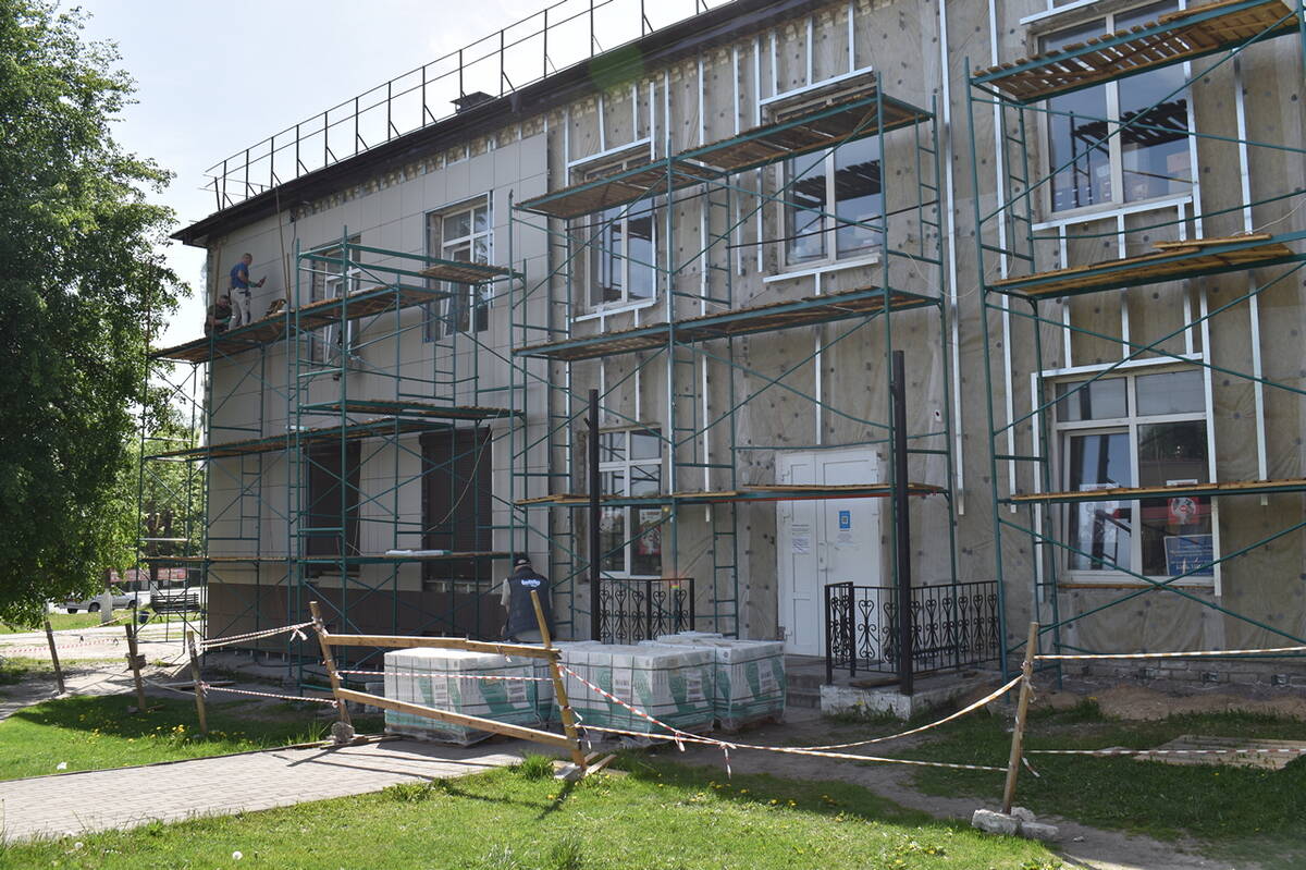 В Клетне продолжается ремонт здания межпоселенческой библиотеки