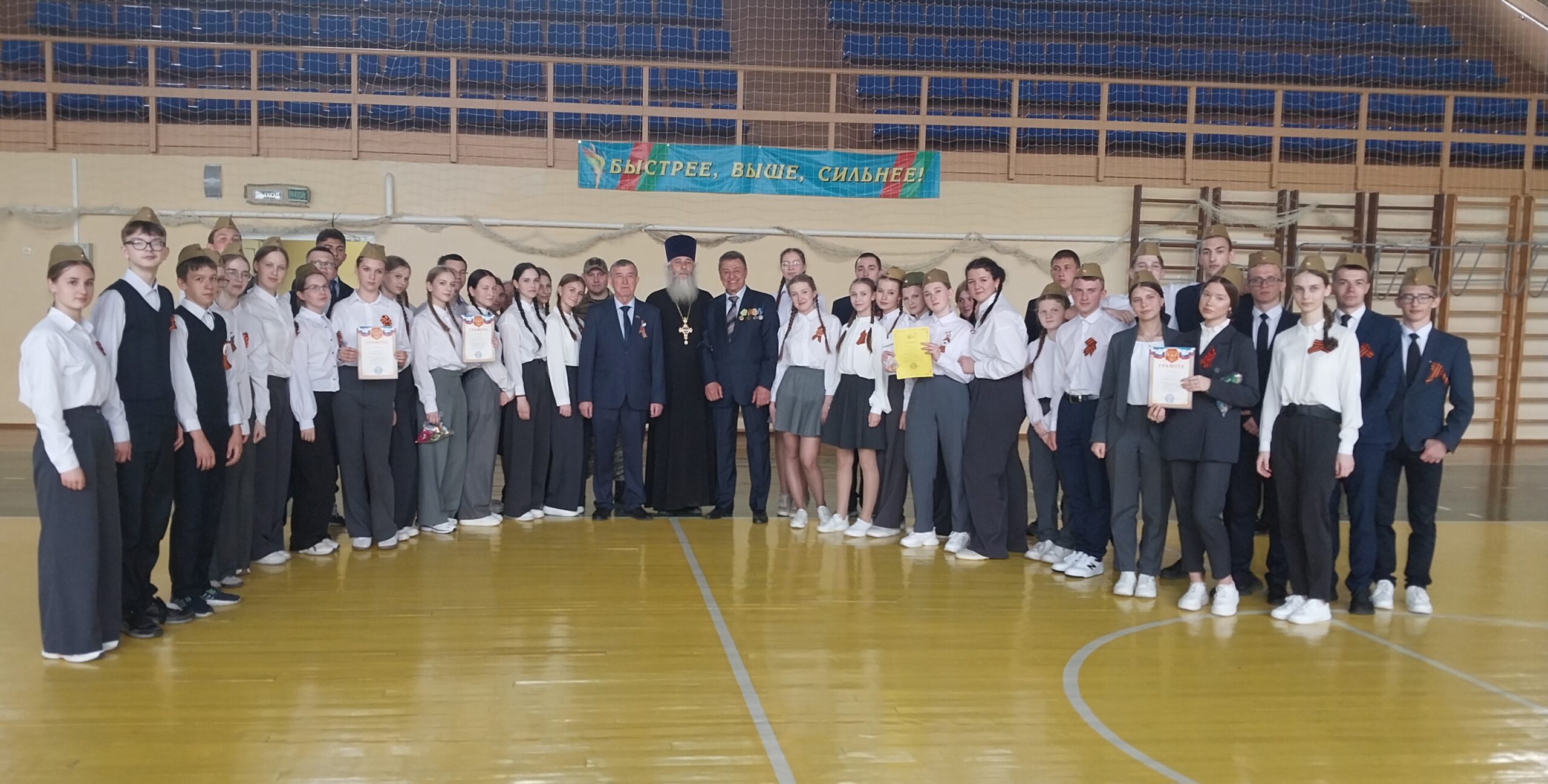 В средней общеобразовательной школе №1 города Севска прошел смотр «Салют, Победа!»