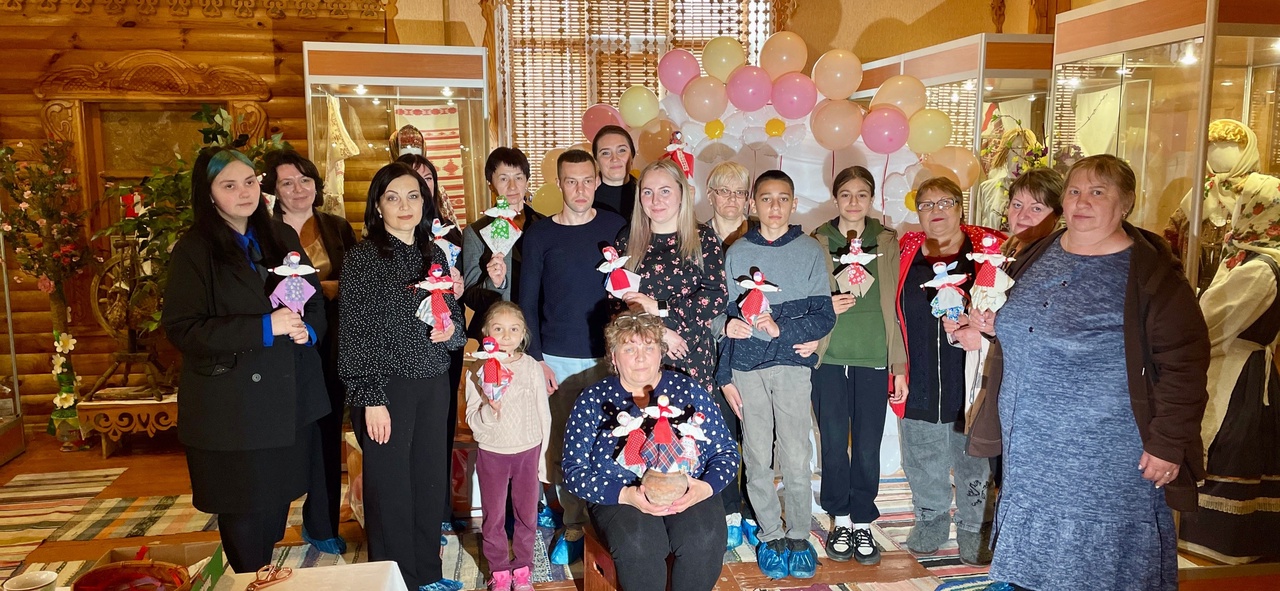 В музее «Рушника и костюма» культурно-досугового центра Севского района прошла встреча за чашкой чая с представителями семей участников СВО «Мы за чаем не скучаем»